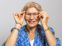 Nederland. Vlaardingen, 20-06-2025, Praktijk Verhoeff.Marianne Verhoeff aan het werk met Clienten